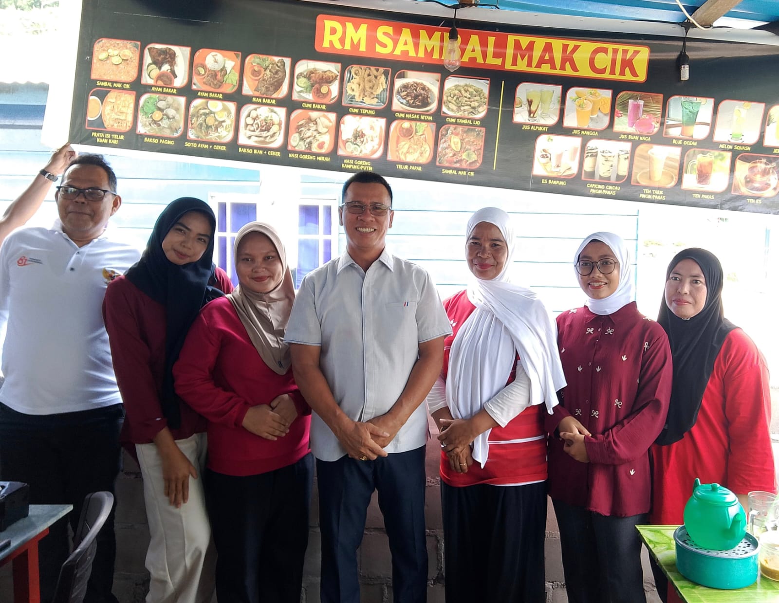 Bupati Kabupaten Kepulauan Anambas, Aneng, saat mencoba kuliner di salah satu restaurant, di Palmatak, Rabu (19/8/2026) (f-Fendi)