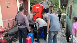 Polsek Siantan, Polres Kepulauan Anambas, menyalurkan air bersih kepada warga terdampak kekeringan sekaligus menggelar patroli keamanan dan ketertiban masyarakat (kamtibmas) di Kecamatan Siantan, Rabu (19/8/2026).