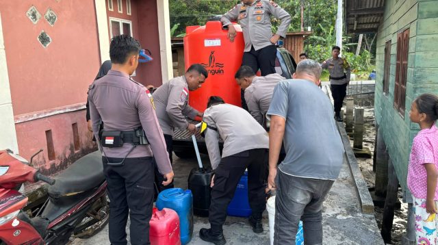Polsek Siantan, Polres Kepulauan Anambas, menyalurkan air bersih kepada warga terdampak kekeringan sekaligus menggelar patroli keamanan dan ketertiban masyarakat (kamtibmas) di Kecamatan Siantan, Rabu (19/8/2026).