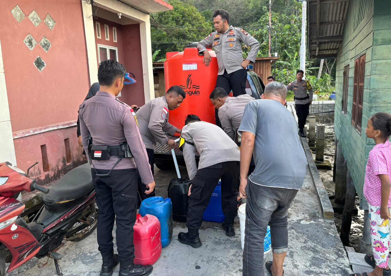 Polsek Siantan, Polres Kepulauan Anambas, menyalurkan air bersih kepada warga terdampak kekeringan sekaligus menggelar patroli keamanan dan ketertiban masyarakat (kamtibmas) di Kecamatan Siantan, Rabu (19/8/2026).