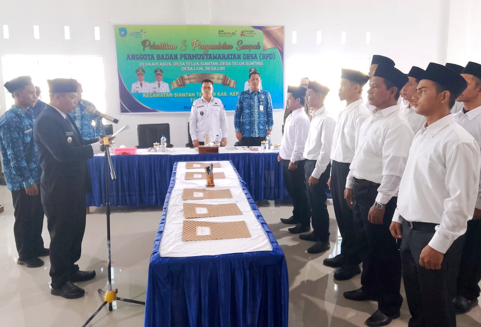 Bupati Kabupaten Kepulauan Anambas, Aneng, saat menghadiri pelantikan dan pengambilan sumpah anggota BPD masa bakti 2026-2034 se-Kecamatan Siantan Tengah di SMKN 2 Anambas, Desa Teluk Siantan, Kamis (20/8/2026).