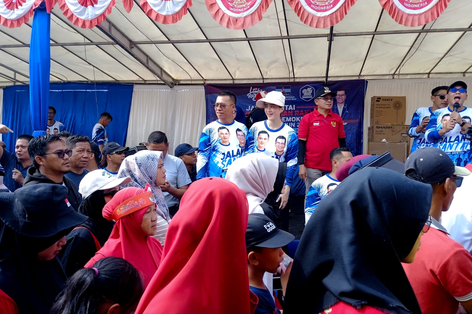 Ribuan warga Kecamatan Palmatak, Kabupaten Kepulauan Anambas, tumpah ruah mengikuti jalan santai dan berbagai perlombaan rakyat dalam rangka memperingati HUT ke-25 Partai Demokrat, di Taman Desa Putik, Sabtu (22/8/2026)