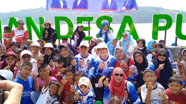 Momen bupati dan istri saat foto bersama masyarakat di kegiatan HUT ke 25 partai Demokrat pada Sabtu (23/8/2026)