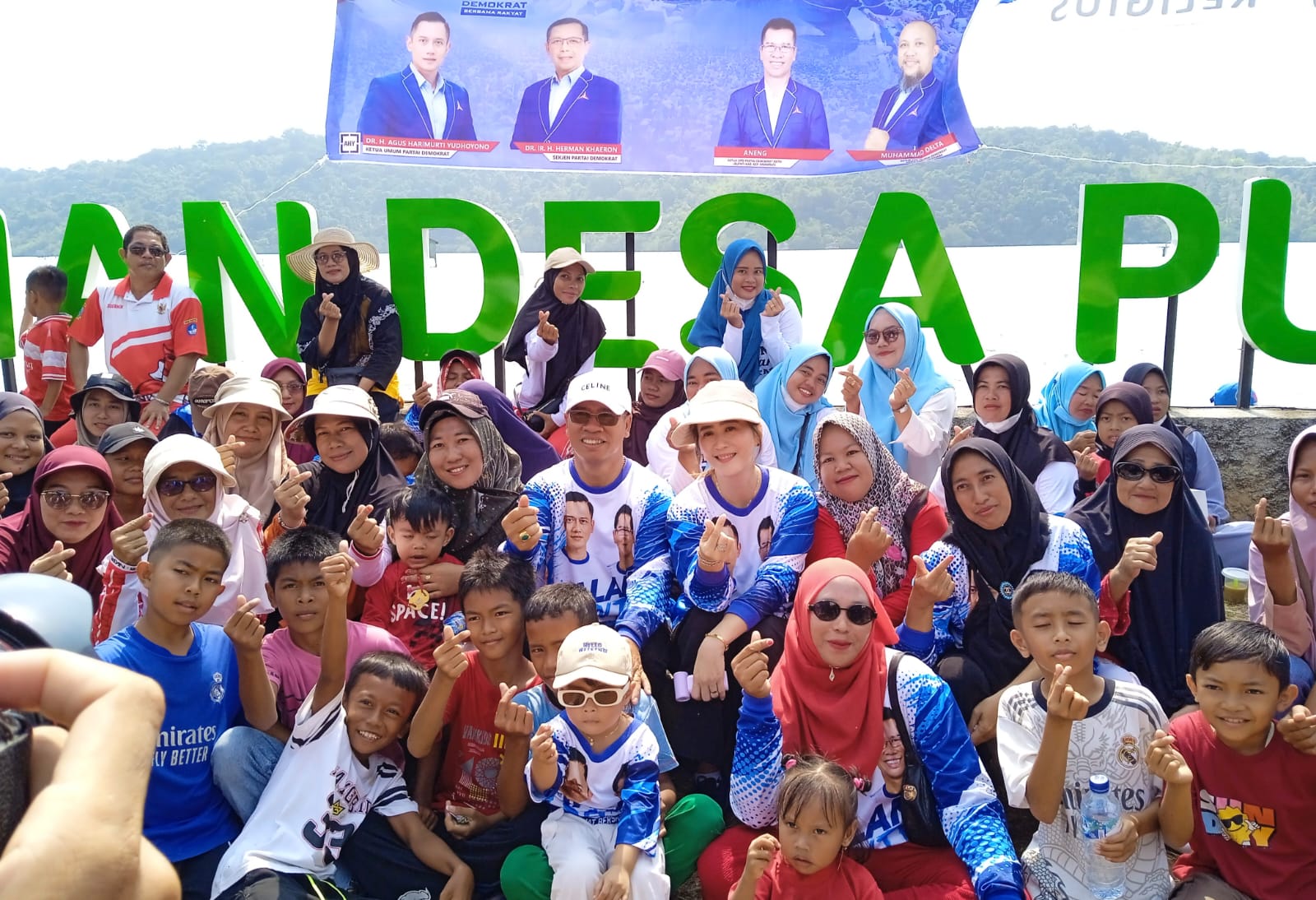 Momen bupati dan istri saat foto bersama masyarakat di kegiatan HUT ke 25 partai Demokrat pada Sabtu (23/8/2026)