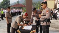 Kapolres Anambas saat memimpin upacara serah terima jabatan (sertijab) Kasat Reskrim sekaligus pelantikan Kasikum di Lapangan Apel Catur Prasetya Polres Kepulauan Anambas, Senin (24/8/2026).