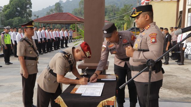 Kapolres Anambas saat memimpin upacara serah terima jabatan (sertijab) Kasat Reskrim sekaligus pelantikan Kasikum di Lapangan Apel Catur Prasetya Polres Kepulauan Anambas, Senin (24/8/2026).