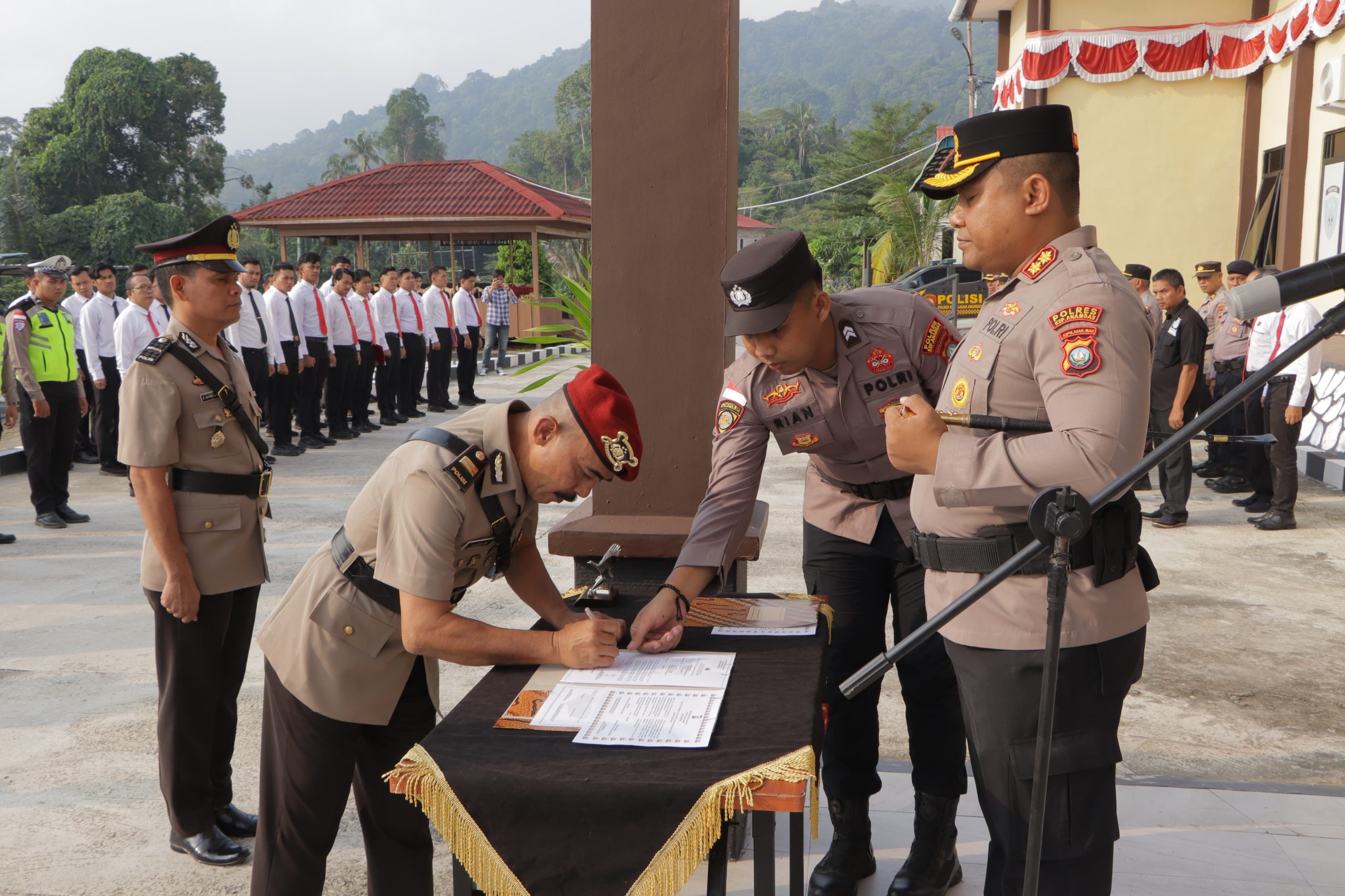 Kapolres Anambas saat memimpin upacara serah terima jabatan (sertijab) Kasat Reskrim sekaligus pelantikan Kasikum di Lapangan Apel Catur Prasetya Polres Kepulauan Anambas, Senin (24/8/2026).