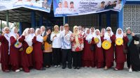Wakil Bupati Bintan Deby Maryanti saat meresmikan pembangunan sumur bor oleh PT SUCOFINDO (Persero) di Desa Toapaya Selatan, Kecamatan Toapaya, Bintan, Selasa (25/8)