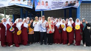 Wakil Bupati Bintan Deby Maryanti saat meresmikan pembangunan sumur bor oleh PT SUCOFINDO (Persero) di Desa Toapaya Selatan, Kecamatan Toapaya, Bintan, Selasa (25/8)