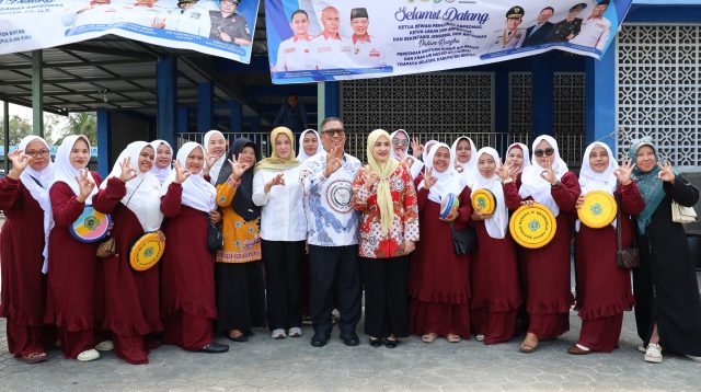 Wakil Bupati Bintan Deby Maryanti saat meresmikan pembangunan sumur bor oleh PT SUCOFINDO (Persero) di Desa Toapaya Selatan, Kecamatan Toapaya, Bintan, Selasa (25/8)