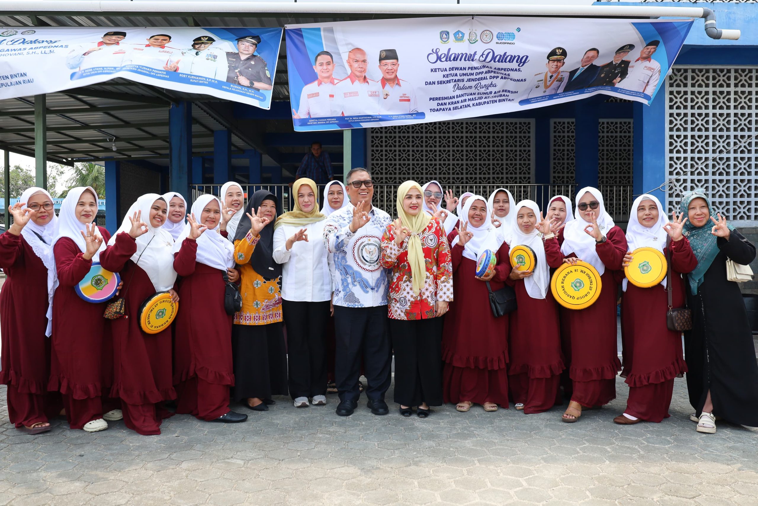 Wakil Bupati Bintan Deby Maryanti saat meresmikan pembangunan sumur bor oleh PT SUCOFINDO (Persero) di Desa Toapaya Selatan, Kecamatan Toapaya, Bintan, Selasa (25/8)