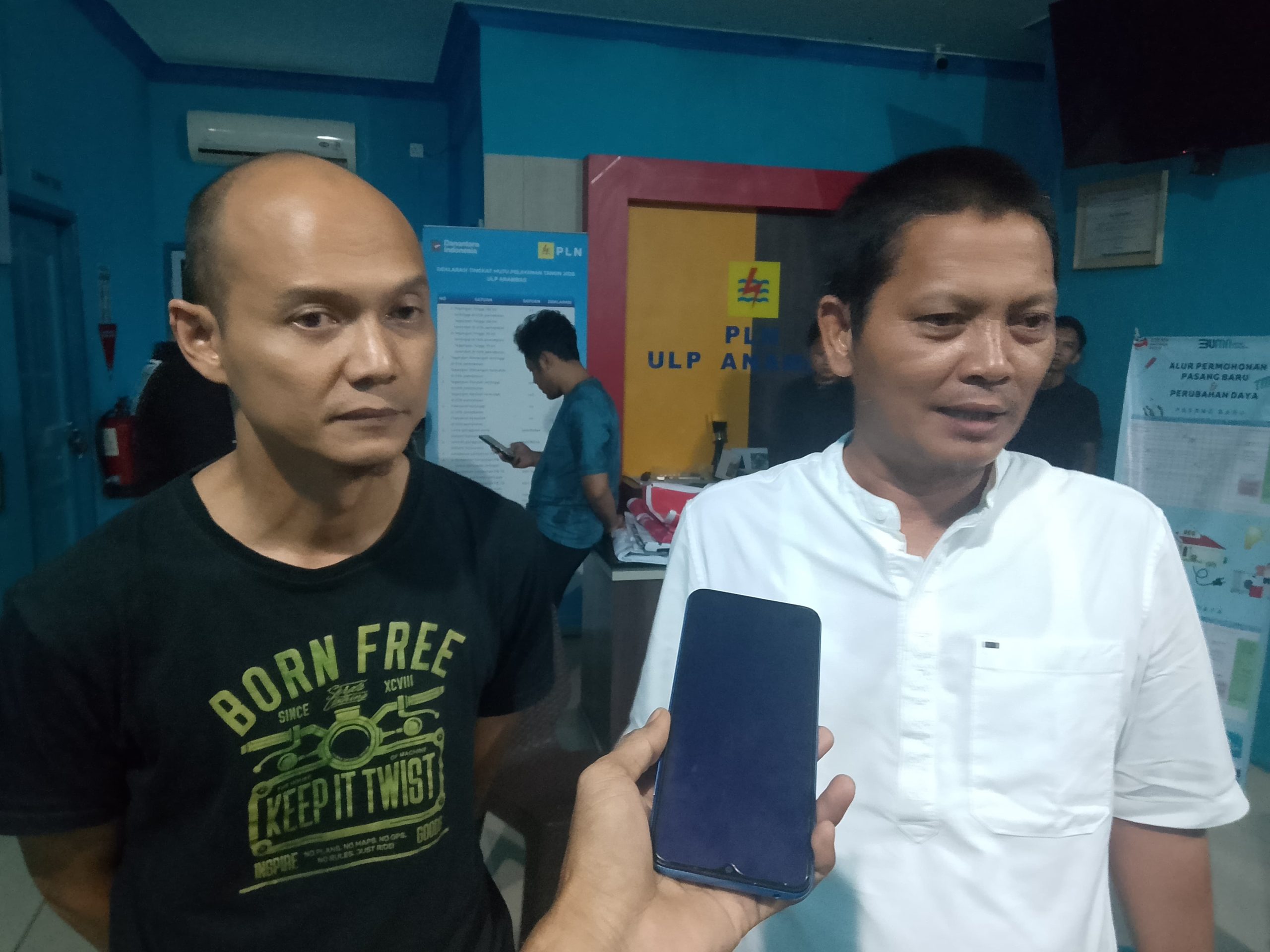 Bupati dan Kepala ULP PLN Tarempa, saat di wawancara, Selasa (25/8/2026)