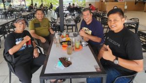 Ketua PWI Kepri, Saibansah dardani bersama Ketua SMSI Kepri Rinaldi Samjaya didampingi Wakil Sekretaris PWI Kepri, Muhammad Ikhsan dan Wakil Ketua Bidang Kerjasama SMSI Kepri, Nov Iwandra dalam silaturahmi di Sei Panas, Batam.