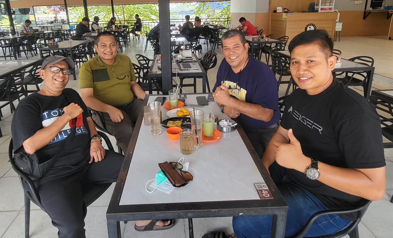 Ketua PWI Kepri, Saibansah dardani bersama Ketua SMSI Kepri Rinaldi Samjaya didampingi Wakil Sekretaris PWI Kepri, Muhammad Ikhsan dan Wakil Ketua Bidang Kerjasama SMSI Kepri, Nov Iwandra dalam silaturahmi di Sei Panas, Batam.