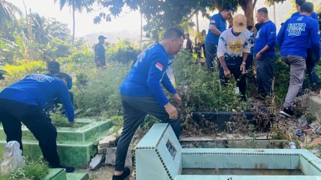 Bupati Anambas Aneng, kader dan pengurus Demokrat bersama Pemerintah Kabupaten Kepulauan Anambas turun langsung membersihkan kawasan Tempat Pemakaman Umum (TPU), Jumat (21/8/2026).