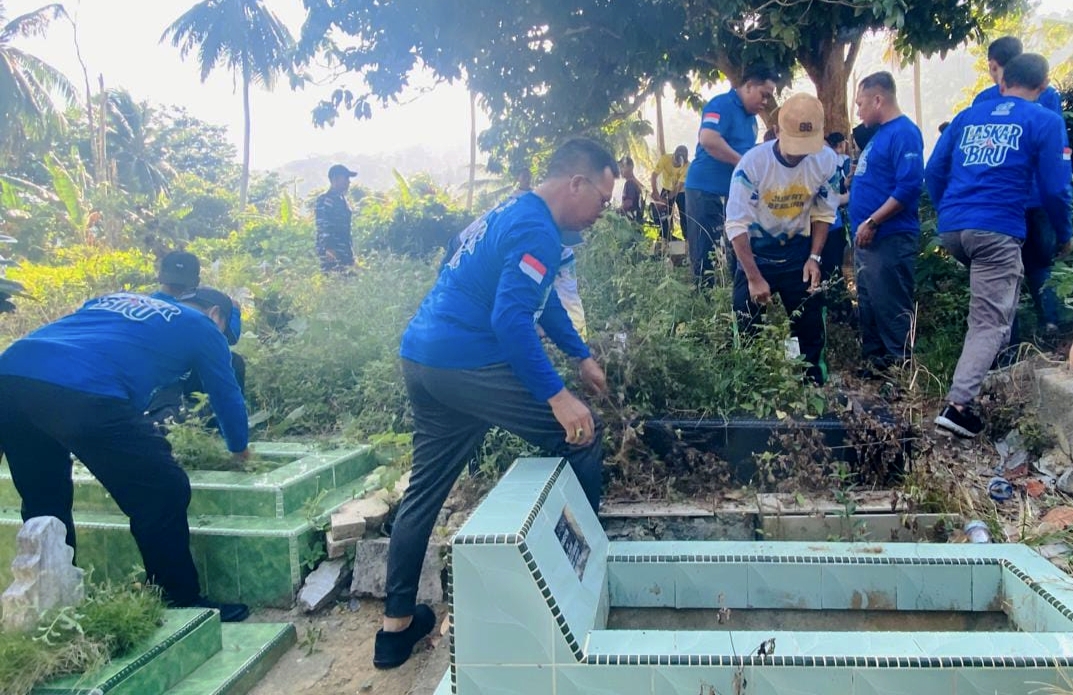 Bupati Anambas Aneng, kader dan pengurus Demokrat bersama Pemerintah Kabupaten Kepulauan Anambas turun langsung membersihkan kawasan Tempat Pemakaman Umum (TPU), Jumat (21/8/2026).