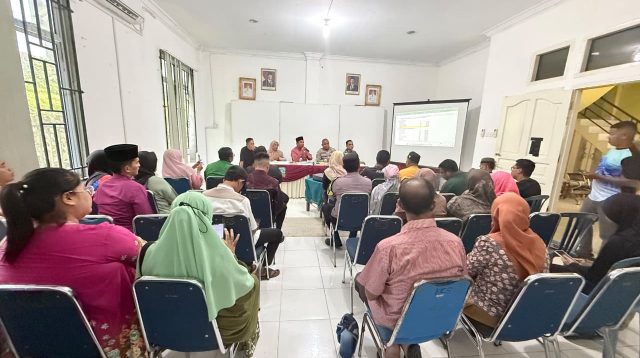 Camat Siantan, Syamsir, saat memimpin rapat pemantapan pelaksanaan peringatan Hari Ulang Tahun (HUT) Ke-81 Kemerdekaan Republik Indonesia tingkat Kecamatan Siantan, Kabupaten Kepulauan Anambas, yang digelar di Tarempa, Jumat (31/7)