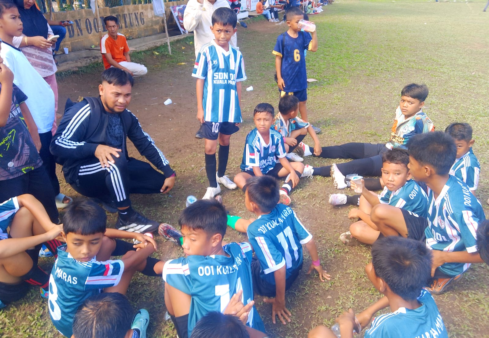 SD Kuala Maras tampil impresif dengan mengalahkan SD Keramut 3-0 pada pertandingan antar sekolah dalam rangka memeriahkan Hari Ulang Tahun (HUT) Kemerdekaan Republik Indonesia Ke-81 di Lapangan Kelurahan Letung, Kecamatan Jemaja, Selasa (4/8/2026)
