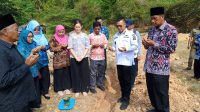 upati Kepulauan Anambas, Aneng bersama Bunda PAUD Kabupaten Kepulauan Anambas, Kepala Dinas Pendidikan dan Kebudayaan Kepulauan Anambas, Camat Siantan Selatan, Kasatpol PP, Tokoh masyarakat dan undangan lainnya, saat peletakan batu pertama Revitalisasi TK Negeri 1 Siantan Selatan, Kamis (20/8/2026)