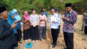 upati Kepulauan Anambas, Aneng bersama Bunda PAUD Kabupaten Kepulauan Anambas, Kepala Dinas Pendidikan dan Kebudayaan Kepulauan Anambas, Camat Siantan Selatan, Kasatpol PP, Tokoh masyarakat dan undangan lainnya, saat peletakan batu pertama Revitalisasi TK Negeri 1 Siantan Selatan, Kamis (20/8/2026)