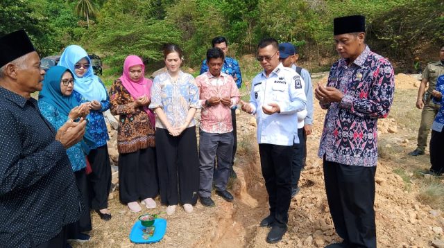 upati Kepulauan Anambas, Aneng bersama Bunda PAUD Kabupaten Kepulauan Anambas, Kepala Dinas Pendidikan dan Kebudayaan Kepulauan Anambas, Camat Siantan Selatan, Kasatpol PP, Tokoh masyarakat dan undangan lainnya, saat peletakan batu pertama Revitalisasi TK Negeri 1 Siantan Selatan, Kamis (20/8/2026)