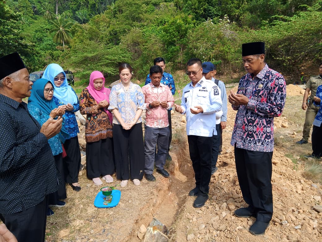 upati Kepulauan Anambas, Aneng bersama Bunda PAUD Kabupaten Kepulauan Anambas, Kepala Dinas Pendidikan dan Kebudayaan Kepulauan Anambas, Camat Siantan Selatan, Kasatpol PP, Tokoh masyarakat dan undangan lainnya, saat peletakan batu pertama Revitalisasi TK Negeri 1 Siantan Selatan, Kamis (20/8/2026)