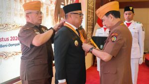Wakil Gubernur Kepulauan Riau (Kepri) Nyanyang Haris Pratamura menerima Anugerah Bintang Veteran Republik Indonesia dari Dewan Pimpinan Pusat Legiun Veteran Republik Indonesia (DPP LVRI) pada peringatan Hari Veteran Nasional 2026 tingkat Provinsi Kepri, di Aula Wan Seri Beni, Dompak, Tanjungpinang, Senin (10/8/2026)