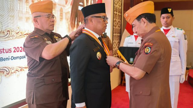 Wakil Gubernur Kepulauan Riau (Kepri) Nyanyang Haris Pratamura menerima Anugerah Bintang Veteran Republik Indonesia dari Dewan Pimpinan Pusat Legiun Veteran Republik Indonesia (DPP LVRI) pada peringatan Hari Veteran Nasional 2026 tingkat Provinsi Kepri, di Aula Wan Seri Beni, Dompak, Tanjungpinang, Senin (10/8/2026)