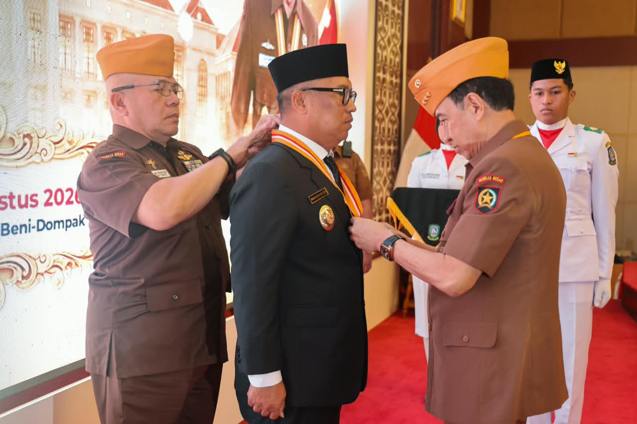 Wakil Gubernur Kepulauan Riau (Kepri) Nyanyang Haris Pratamura menerima Anugerah Bintang Veteran Republik Indonesia dari Dewan Pimpinan Pusat Legiun Veteran Republik Indonesia (DPP LVRI) pada peringatan Hari Veteran Nasional 2026 tingkat Provinsi Kepri, di Aula Wan Seri Beni, Dompak, Tanjungpinang, Senin (10/8/2026)