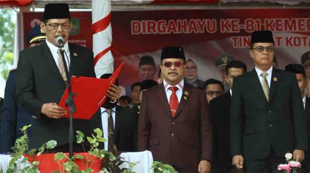 mpinan dan sejumlah anggota DPRD Kota Batam mengikuti upacara peringatan HUT ke-81 Kemerdekaan Republik Indonesia di Dataran Engku Putri, Batam Centre, Senin (17/8/2026)