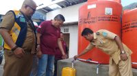 Serah terima 2 pingwin dari Kejari untuk masyarakat tiangau melalui kepala desa