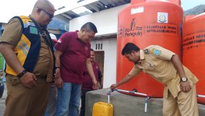 Serah terima 2 pingwin dari Kejari untuk masyarakat tiangau melalui kepala desa Serah terima 2 pingwin dari Kejari untuk masyarakat tiangau melalui kepala desa