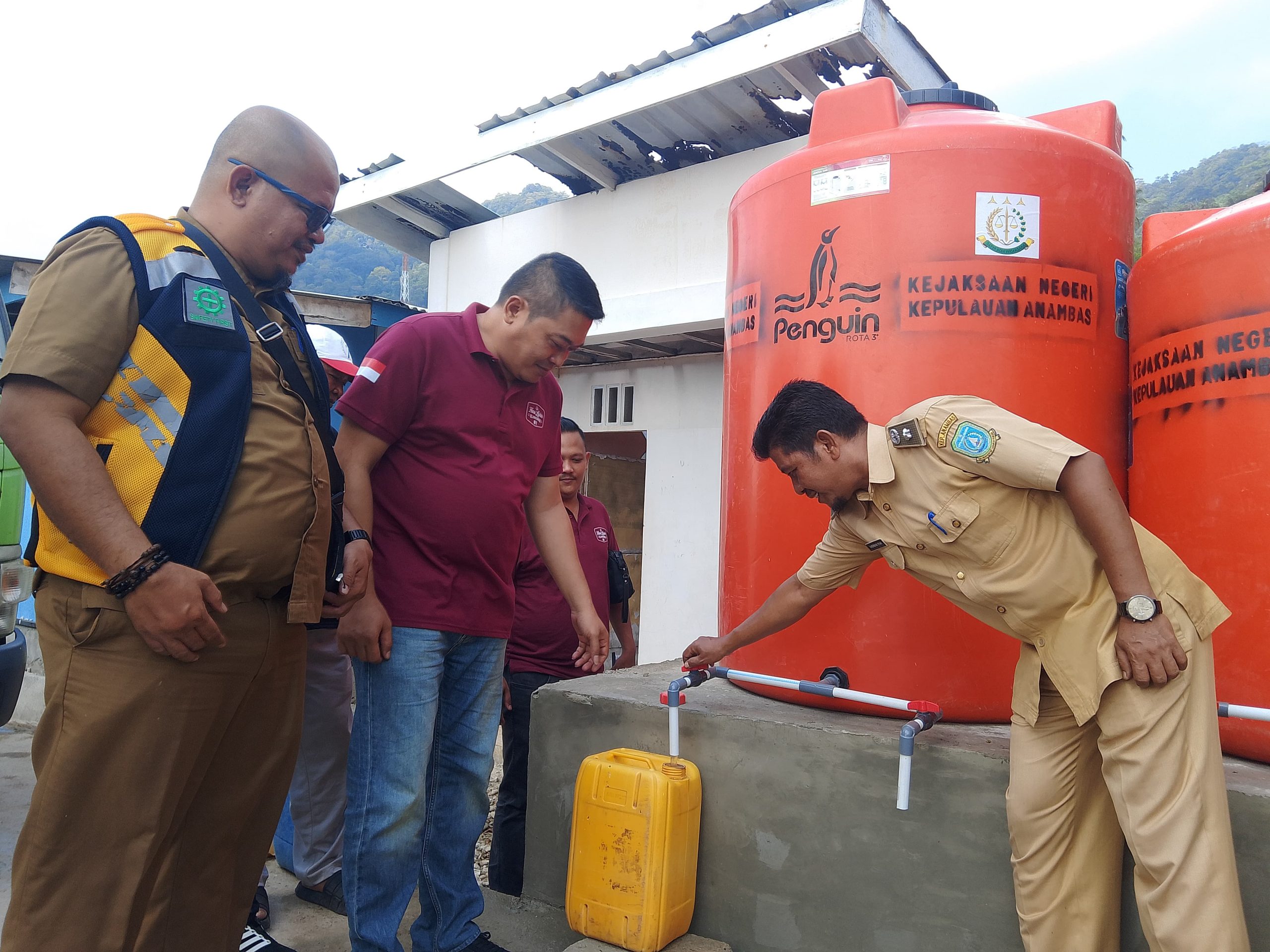 Serah terima 2 pingwin dari Kejari untuk masyarakat tiangau melalui kepala desa