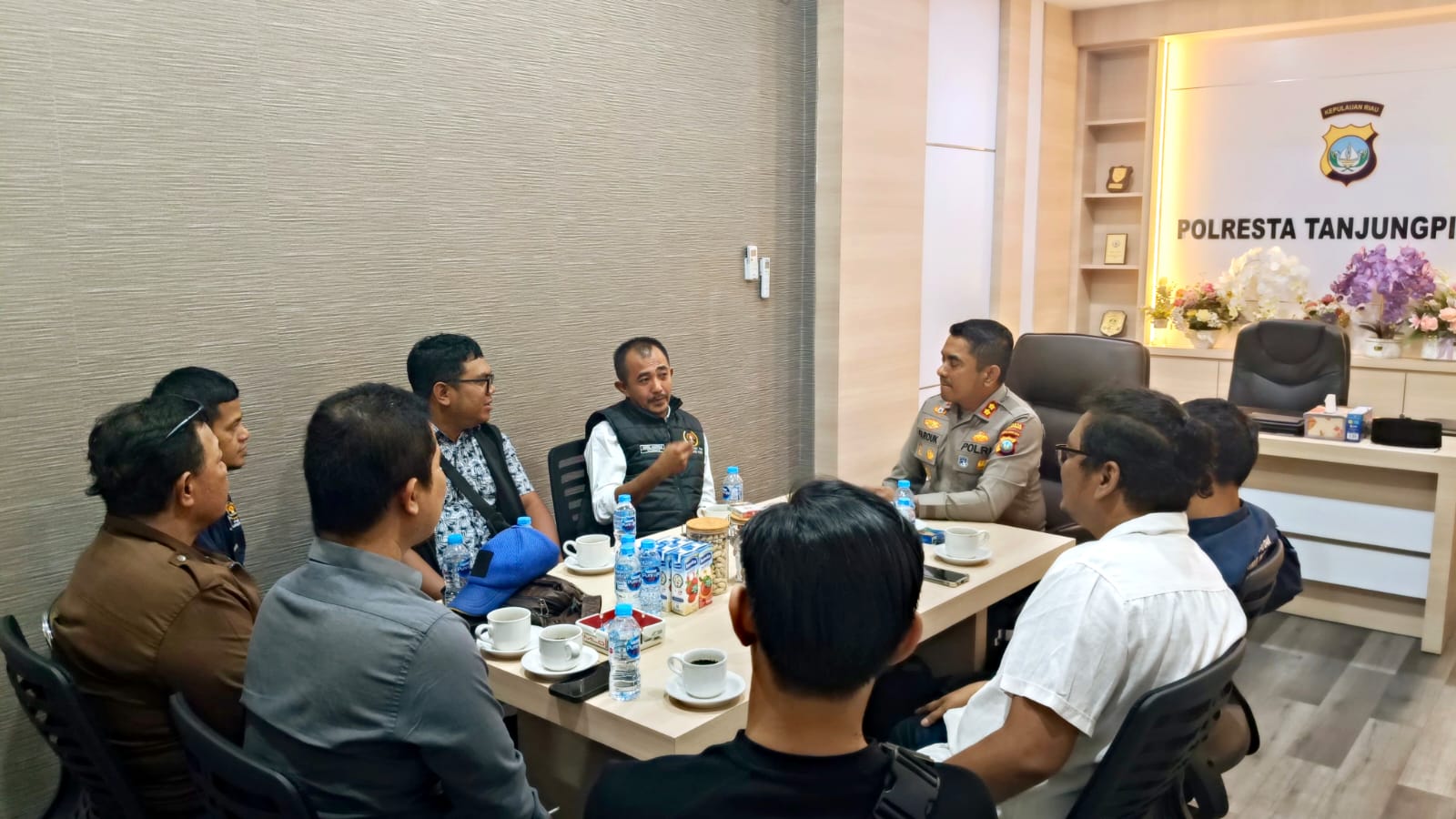 Pertemuan pengurus PWI Kepri Pokja Tanjungpinang dengan Wakapolresta Tanjungpinang AKBP Farouk Oktora di Mapolresta Tanjungpinang, Kamis (3/9/2026). (Foto: PWI Kepri)