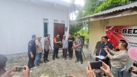 Pengurus PWI di Kabupaten Bintan, Kepulauan Riau saat menyerahkan kunci Rumah yang telah mereka bangun dalam Program Bedah Rumah PWI Bintan, kepada Kim Leng, di Desa Sebong Lagoi, Kecamatan Teluk Sebong, Kabupaten Bintan, Kepulauan Riau, Jumat (4/9/2026). (Foto: PWI Kepri)