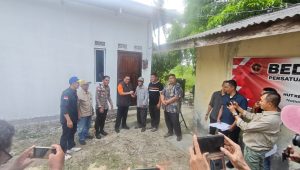 Pengurus PWI di Kabupaten Bintan, Kepulauan Riau saat menyerahkan kunci Rumah yang telah mereka bangun dalam Program Bedah Rumah PWI Bintan, kepada Kim Leng, di Desa Sebong Lagoi, Kecamatan Teluk Sebong, Kabupaten Bintan, Kepulauan Riau, Jumat (4/9/2026). (Foto: PWI Kepri)