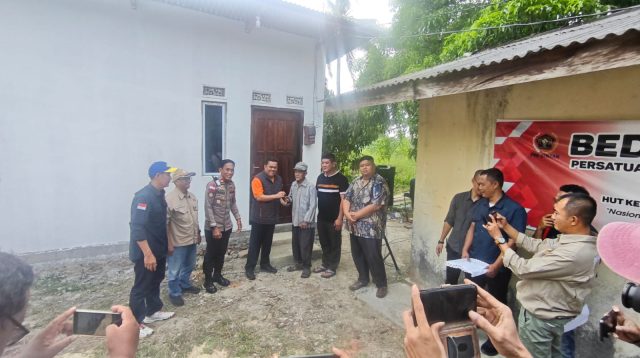 Pengurus PWI di Kabupaten Bintan, Kepulauan Riau saat menyerahkan kunci Rumah yang telah mereka bangun dalam Program Bedah Rumah PWI Bintan, kepada Kim Leng, di Desa Sebong Lagoi, Kecamatan Teluk Sebong, Kabupaten Bintan, Kepulauan Riau, Jumat (4/9/2026). (Foto: PWI Kepri)
