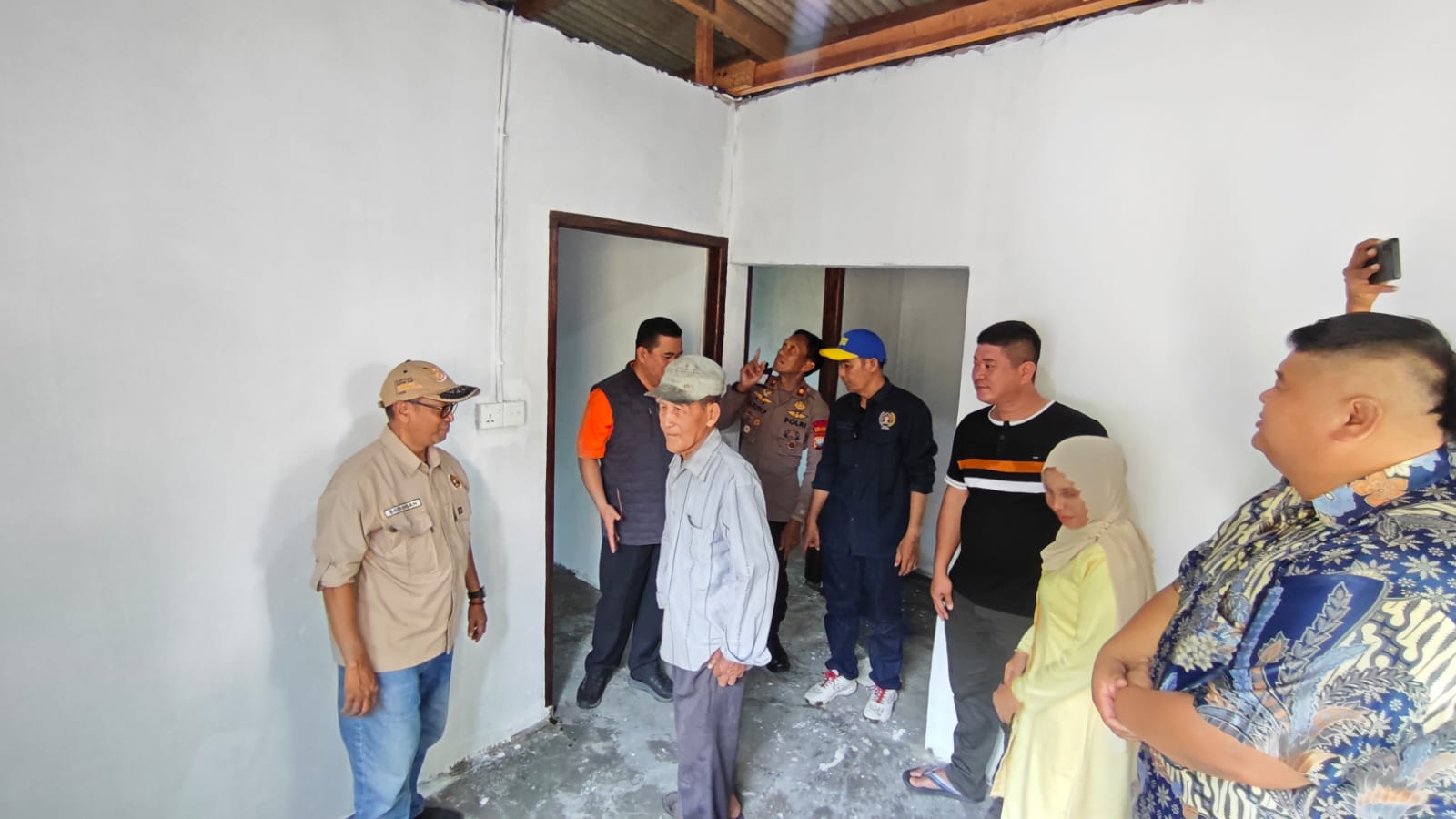 Pengurus PWI di Kabupaten Bintan, Kepulauan Riau saat menyerahkan kunci Rumah yang telah mereka bangun dalam Program Bedah Rumah PWI Bintan, kepada Kim Leng, di Desa Sebong Lagoi, Kecamatan Teluk Sebong, Kabupaten Bintan, Kepulauan Riau, Jumat (4/9/2026). (Foto: PWI Kepri)