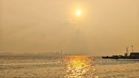 Kabut asap akibat kebakaran lahan dan hutan di wilayah Sumatera, Kalimantan memasuki wilayah Kepulauan Riau. Foto : Perbatasan Pulau Bintan, Batam, Malaysia dan Singapura, Sabtu (5/9/2026) (f-ajianugraha/pijarkepri.com)