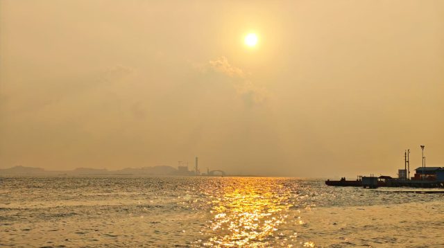 Kabut asap akibat kebakaran lahan dan hutan di wilayah Sumatera, Kalimantan memasuki wilayah Kepulauan Riau. Foto : Perbatasan Pulau Bintan, Batam, Malaysia dan Singapura, Sabtu (5/9/2026) (f-ajianugraha/pijarkepri.com)