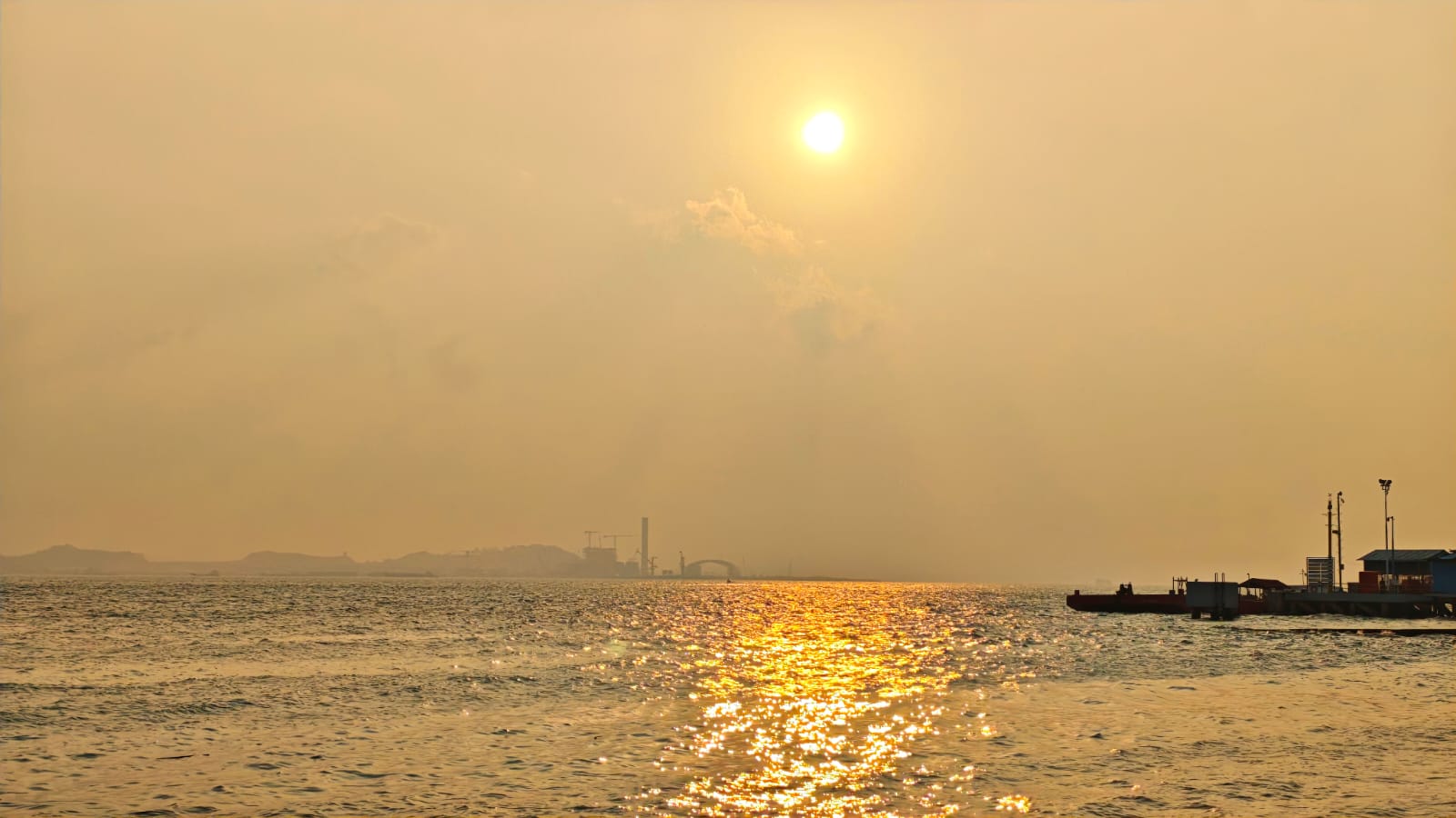 Kabut asap akibat kebakaran lahan dan hutan di wilayah Sumatera, Kalimantan memasuki wilayah Kepulauan Riau. Foto : Perbatasan Pulau Bintan, Batam, Malaysia dan Singapura, Sabtu (5/9/2026) (f-ajianugraha/pijarkepri.com)