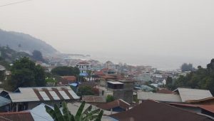 Kondisi lingkungan di Tarempa, Kepulauan Anambas, Kepri, Senin (7/9/2026) sejumlah pulau telah ditutupi kabut asap tebal. (Foto: Fendi)