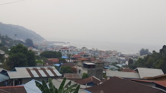 Kondisi lingkungan di Tarempa, Kepulauan Anambas, Kepri, Senin (7/9/2026) sejumlah pulau telah ditutupi kabut asap tebal. (Foto: Fendi)