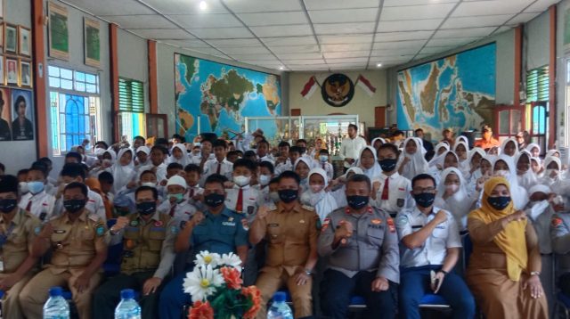 BPBD Anambas Salurkan 24.498 Masker ke 10 Kecamatan, Pembagian Simbolis di SD 1 Siantan