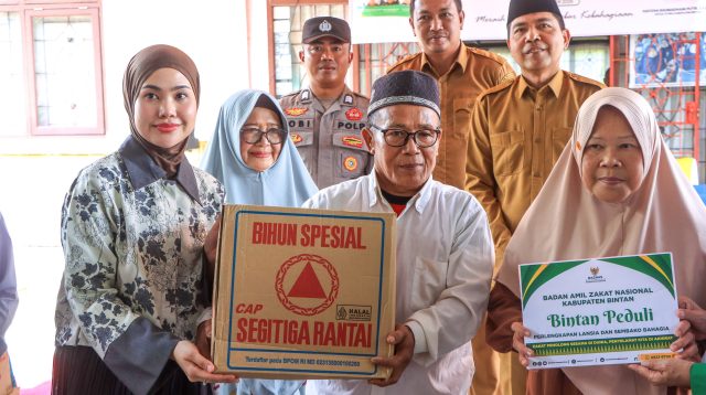 Ketua TP-PKK Kabupaten Bintan Hafizha Rahmadhani bersama BAZNAS Kabupaten Bintan menyerahkan bantuan kepada penghuni Rumah Bahagia dalam kegiatan silaturahmi, Selasa (8/9/2026).