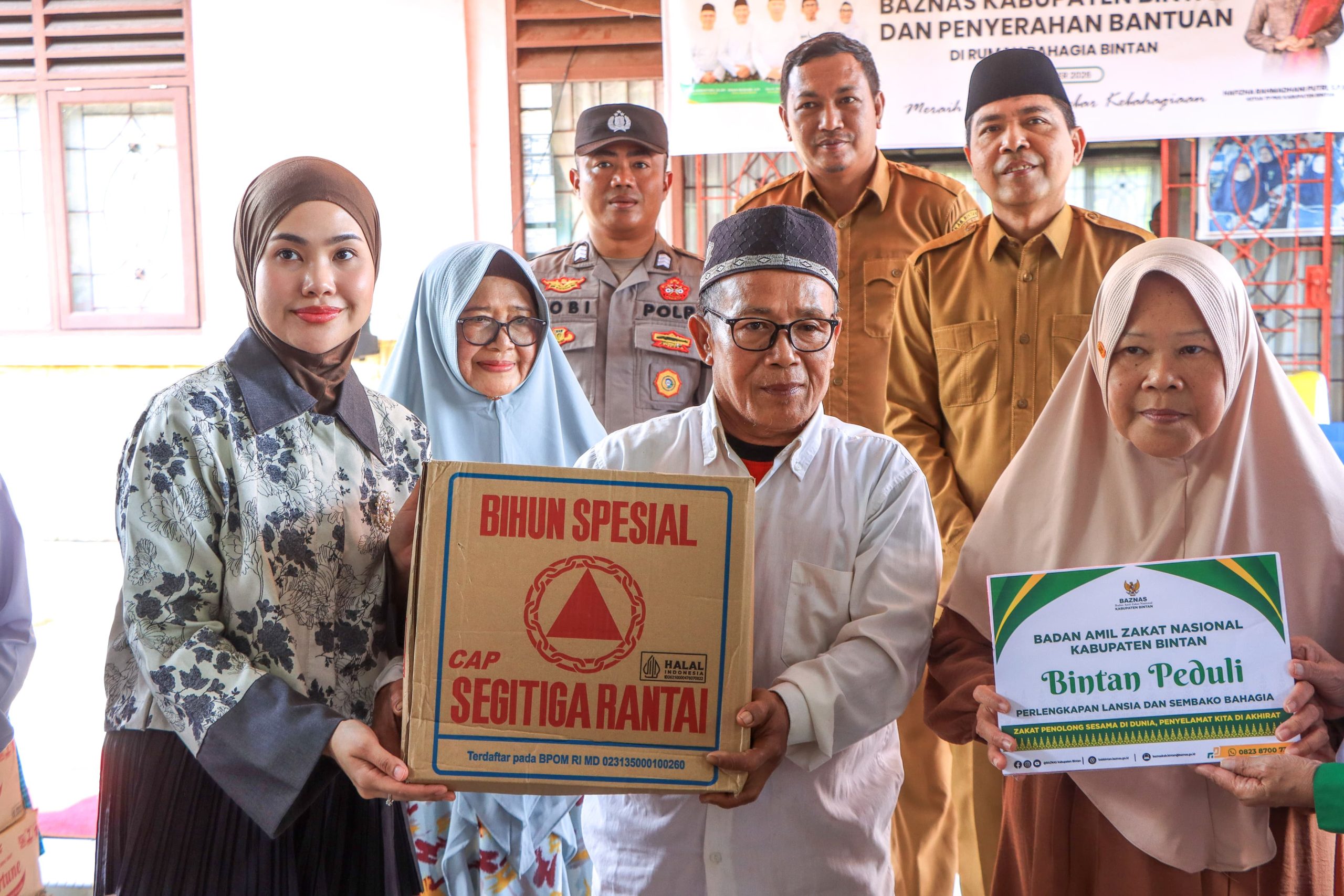 Ketua TP-PKK Kabupaten Bintan Hafizha Rahmadhani bersama BAZNAS Kabupaten Bintan menyerahkan bantuan kepada penghuni Rumah Bahagia dalam kegiatan silaturahmi, Selasa (8/9/2026).