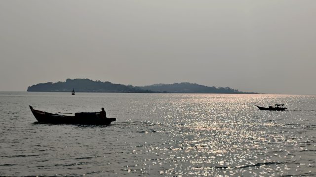 Pulau Penyengat, di Tanjungpinang diselimuti kabut asap kirim Sumatera dan Kalimantan, Rabu (9/9/2026) (Foto: aji Anugraha/pijarkepri.com)