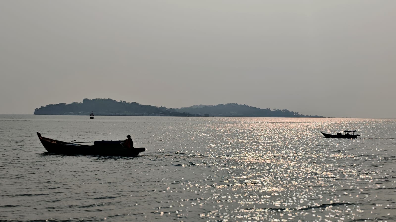 Pulau Penyengat, di Tanjungpinang diselimuti kabut asap kirim Sumatera dan Kalimantan, Rabu (9/9/2026) (Foto: aji Anugraha/pijarkepri.com)