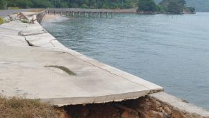 Kondisi Jalan di RT 05/RW 02, Desa Landak, Kecamatan Jemaja, Kabupaten Kepulauan Anambas, kini menjadi ancaman bagi keselamatan pengguna jalan, Kamis (10/9/2026) (foto: Fendi/pijarkepri.com)