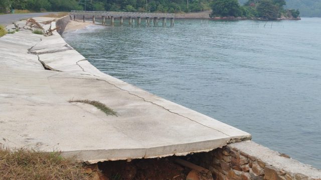 Kondisi Jalan di RT 05/RW 02, Desa Landak, Kecamatan Jemaja, Kabupaten Kepulauan Anambas, kini menjadi ancaman bagi keselamatan pengguna jalan, Kamis (10/9/2026) (foto: Fendi/pijarkepri.com)